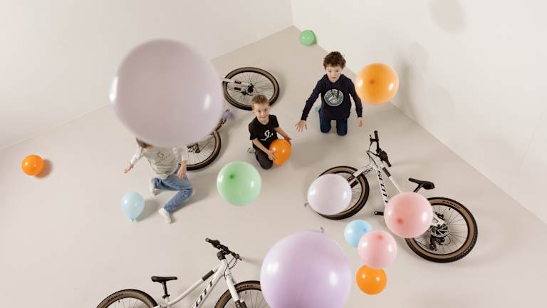 Kids in scott apparel with scott accessories