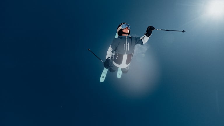 Enfants skiant avec des vestes de ski Scott