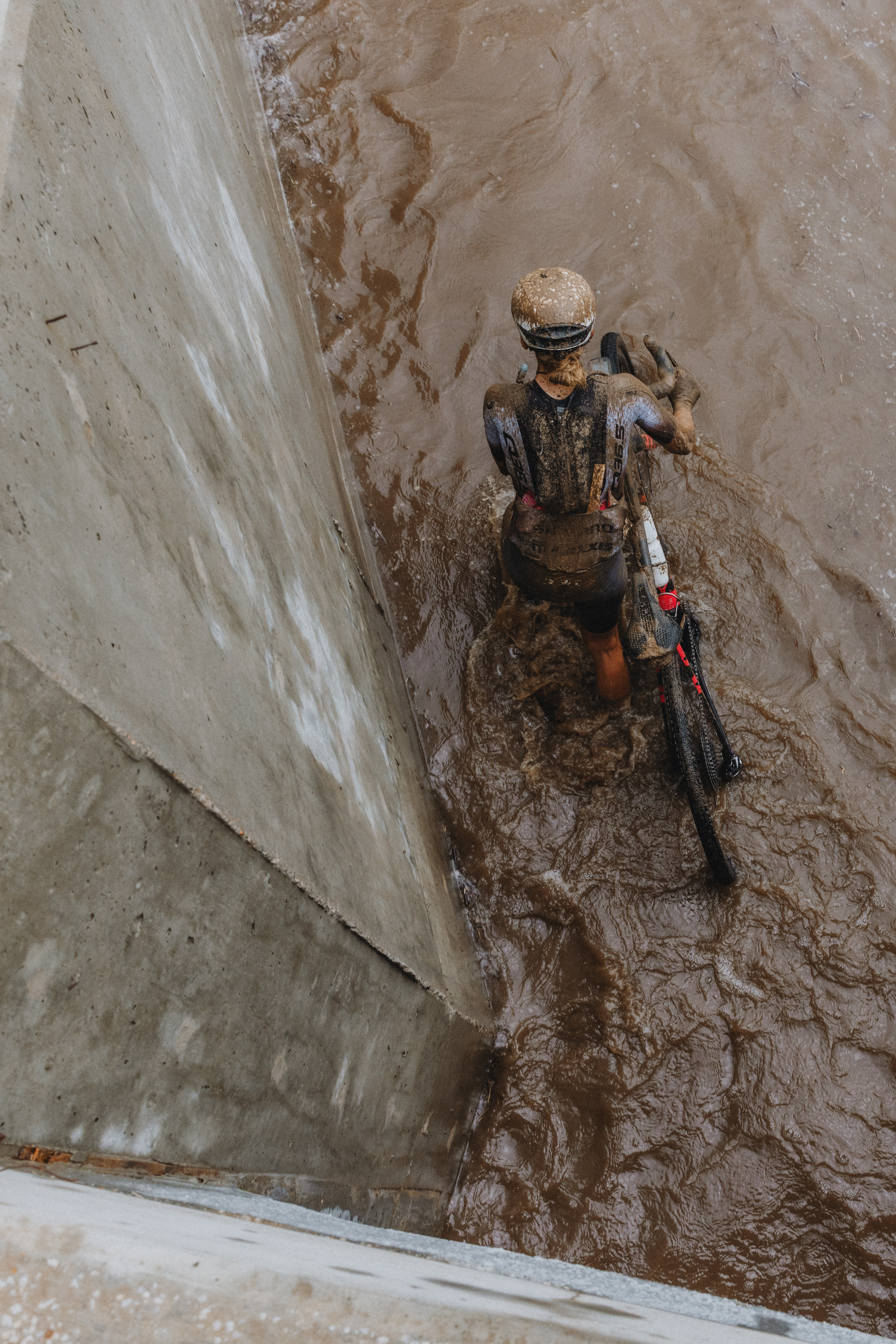 Alexis Skarda in a muddy mess at Unbound